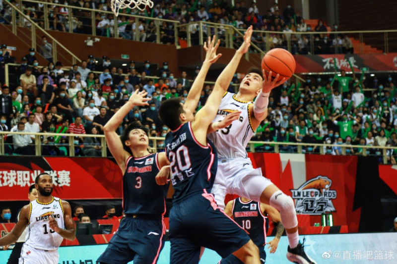 篮网险胜勇士,赵继伟扛起全队 篮网险胜勇士,赵继伟扛起全队