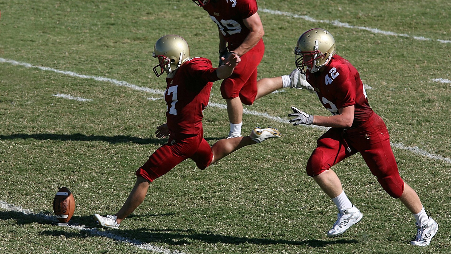 萨内引擎轰鸣，马里战鼓不息，当赛道与绿茵场共享人类不屈的叙事